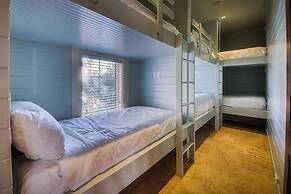 Gigglin Marlin 7 Bedroom Holiday Home by Five Star Properties