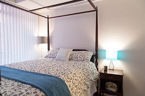 Toronto Queen Suites