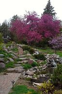 Loya's Little House Bed & Breakfast