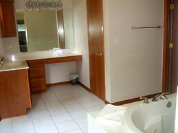 Loya's Little House Bed & Breakfast