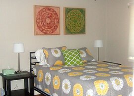 Loya's Little House Bed & Breakfast