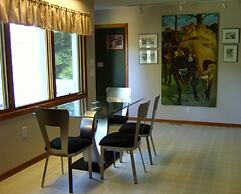 Loya's Little House Bed & Breakfast