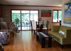 Loya's Little House Bed & Breakfast