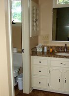 Loya's Little House Bed & Breakfast