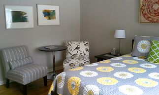 Loya's Little House Bed & Breakfast