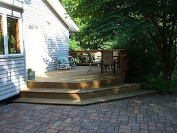 Loya's Little House Bed & Breakfast