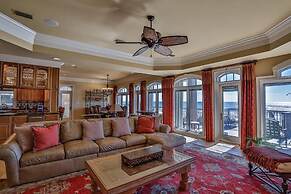 Bella Luna 4 Bedroom Holiday Home by Five Star Properties