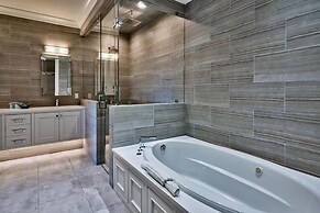 Big House by the Sea 8 Bedroom Holiday Home by Five Star Properties