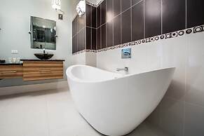 Bord du Mer 6 Bedroom Holiday Home by Five Star Properties