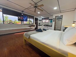 Parrot Resort Moalboal