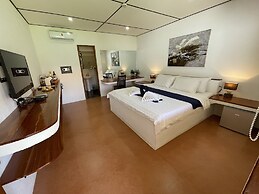 Parrot Resort Moalboal