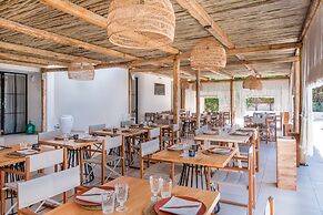 Cumeja - Beach Club & Hotel