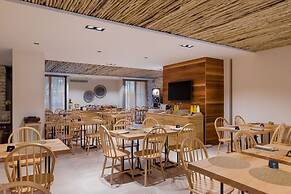 Cumeja - Beach Club & Hotel