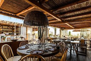 Cumeja - Beach Club & Hotel