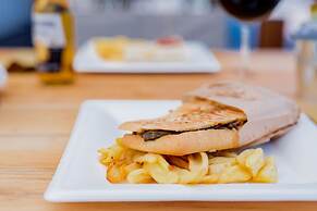 Cumeja - Beach Club & Hotel