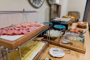 Cumeja - Beach Club & Hotel