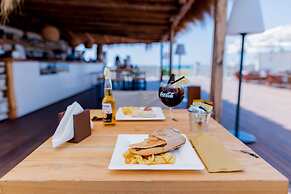 Cumeja - Beach Club & Hotel