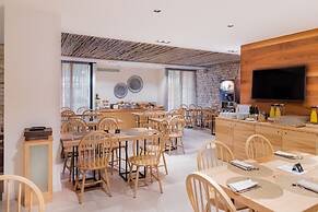 Cumeja - Beach Club & Hotel