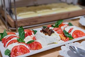 Cumeja - Beach Club & Hotel