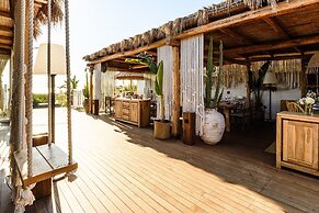 Cumeja - Beach Club & Hotel