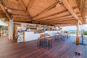 Cumeja - Beach Club & Hotel