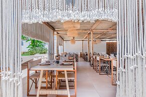 Cumeja - Beach Club & Hotel