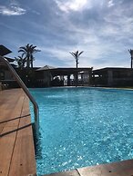 Cumeja - Beach Club & Hotel