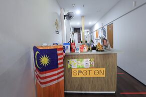 SPOT ON 90236 Zigzag Travellers Home - Hostel