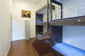 SPOT ON 90236 Zigzag Travellers Home - Hostel