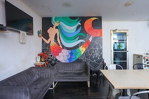 SPOT ON 90236 Zigzag Travellers Home - Hostel