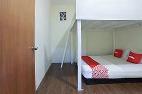 SPOT ON 90236 Zigzag Travellers Home - Hostel