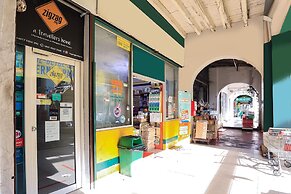 SPOT ON 90236 Zigzag Travellers Home - Hostel