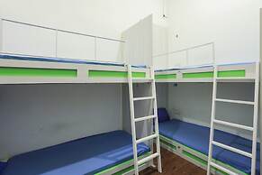 SPOT ON 90236 Zigzag Travellers Home - Hostel