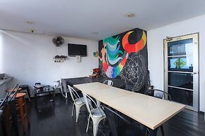 SPOT ON 90236 Zigzag Travellers Home - Hostel