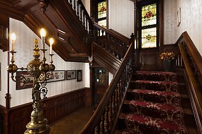 Reynolds Mansion B&B