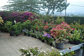 Vila Bunga Merah Gelatik