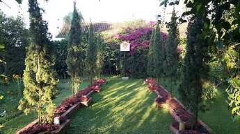 Vila Bunga Merah Gelatik