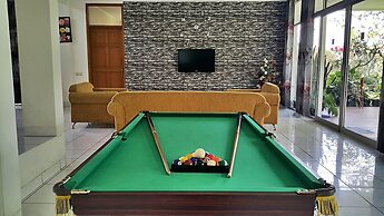 Vila Bunga Merah Gelatik