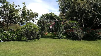 Vila Bunga Merah Gelatik