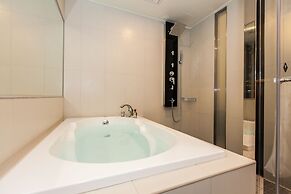 Fairytale YiSu Hot Spring Hotel