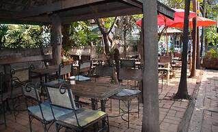 Baan Lansa Bed & Bar - Hostel