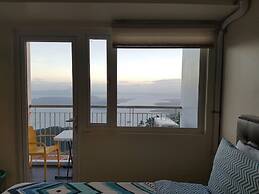 Blowing in the Wind - Lake View Apartments