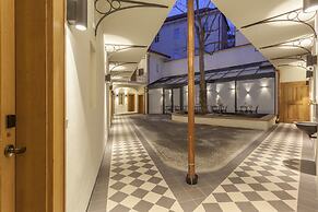 Hotel At the White Lily