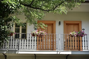 Hotel At the White Lily