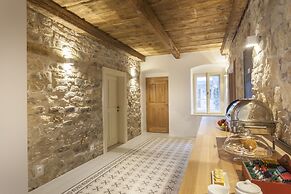 Hotel At the White Lily