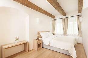 Hotel At the White Lily