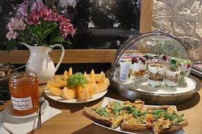 Hotel At the White Lily