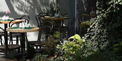 Hotel At the White Lily