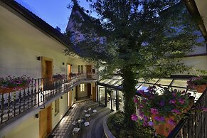 Hotel At the White Lily