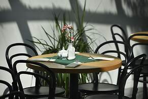 Hotel At the White Lily